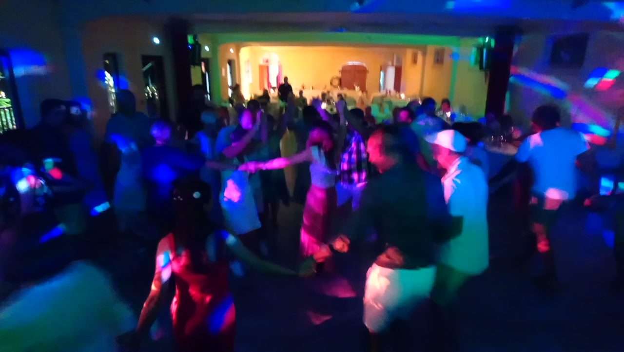 Animation extérieure avec participants lors d'un événement organisé par J-M Disco