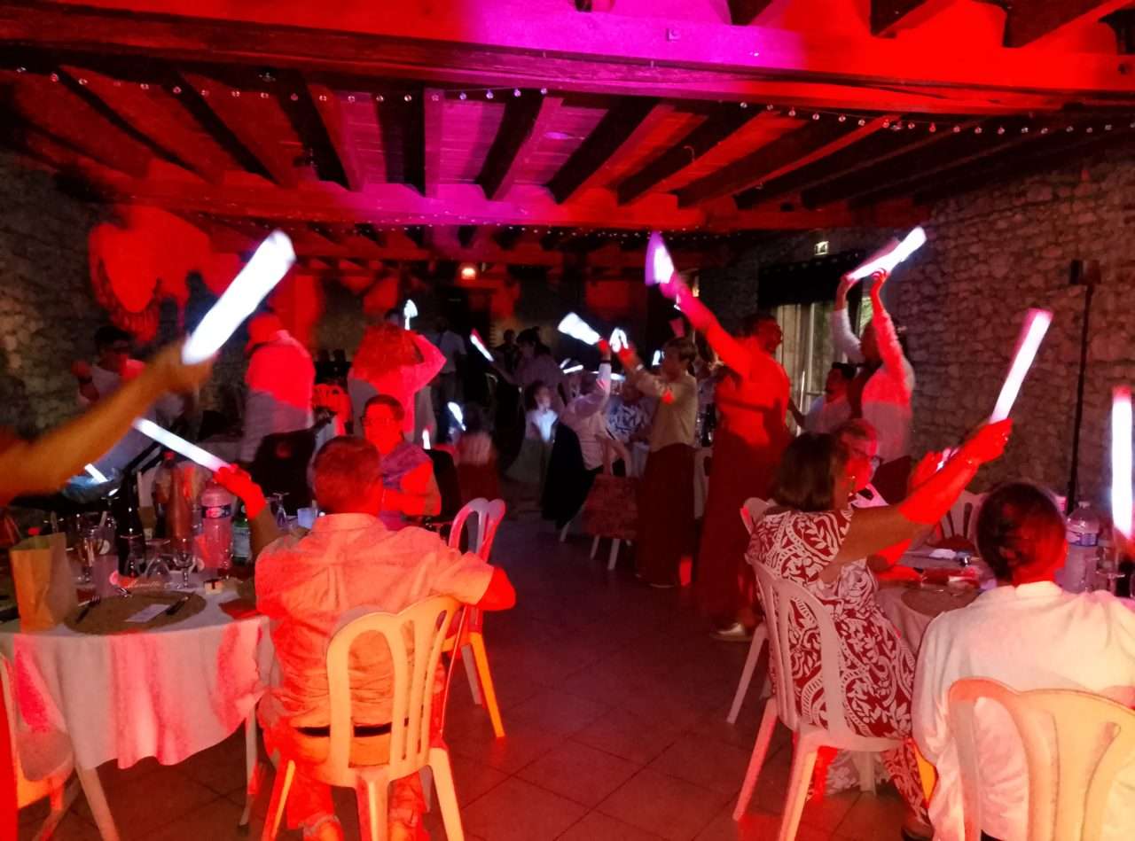 Animation DJ de mariage avec jeux de lumière dans une salle du Loiret