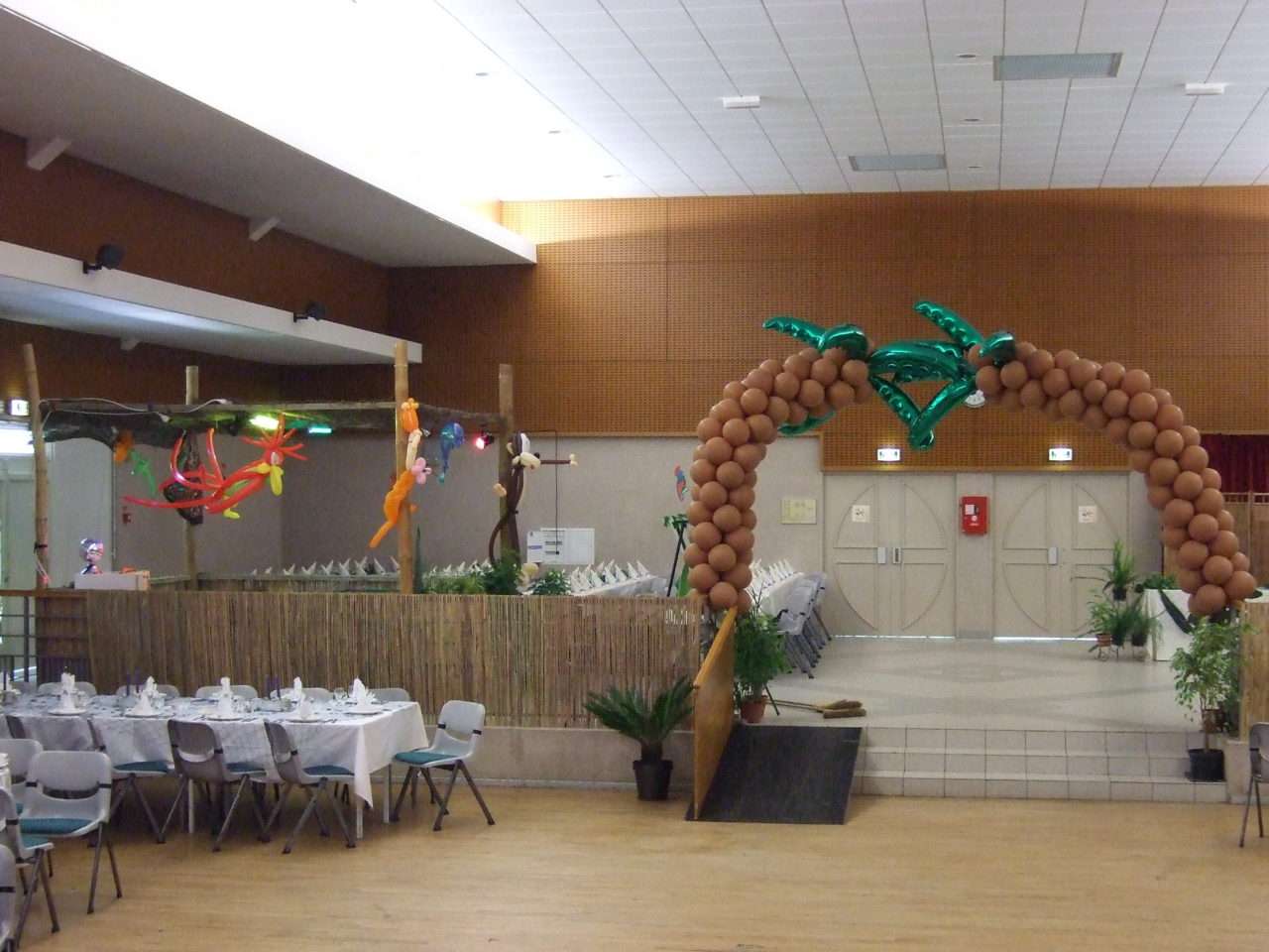 Décoration tropicale avec palmiers gonflables pour une soirée à thème Tropic'Exotic