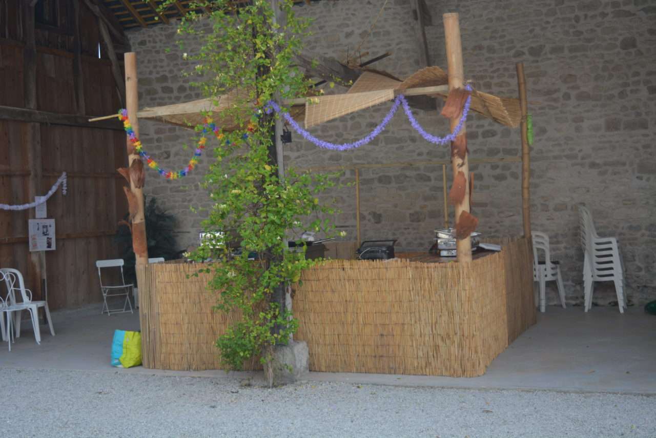 Éclairage chaleureux et décoration des îles pour un anniversaire à thème dans le Loiret