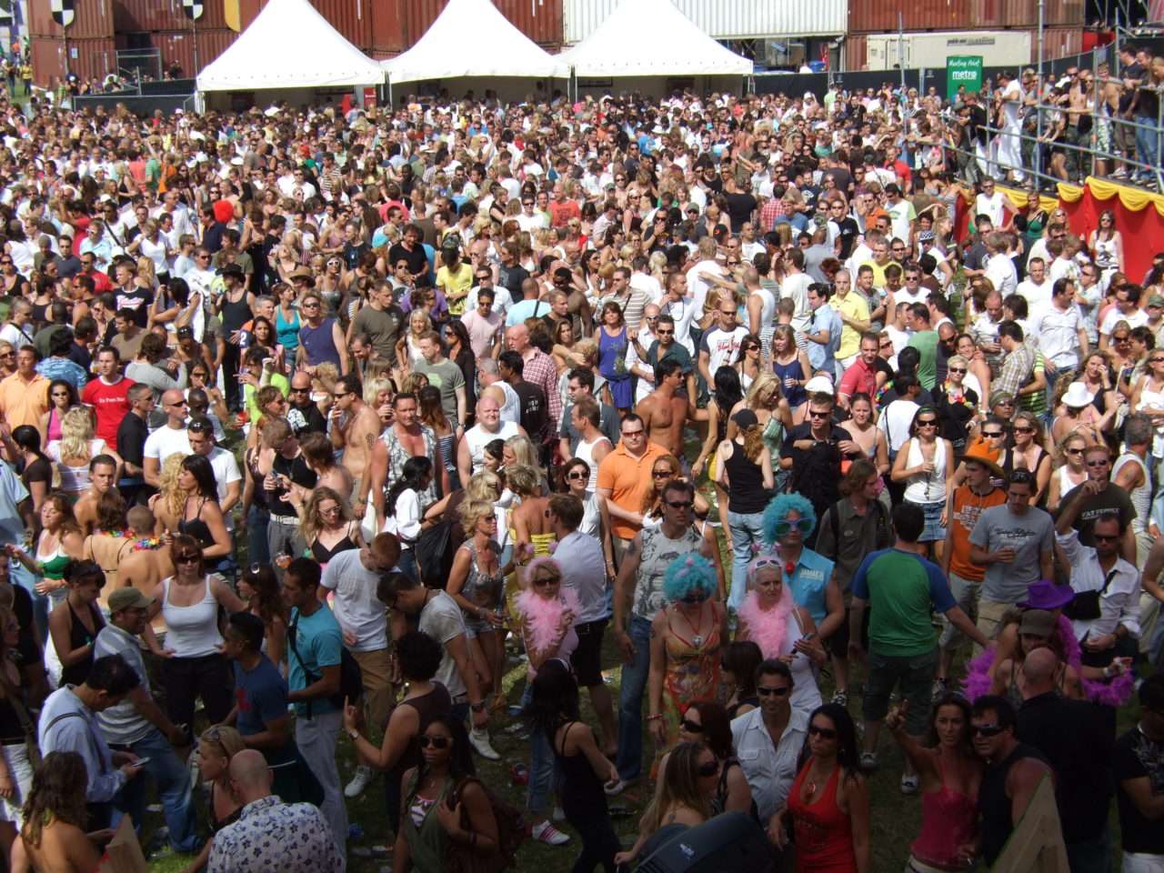 Piste de danse pleine lors d'une soirée animée par le DJ J-M Disco dans le Loiret